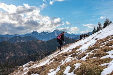 Almanya, Tegernsee yakınlarındaki Bavyera Alplerinde bahar başlarında yürüyüş