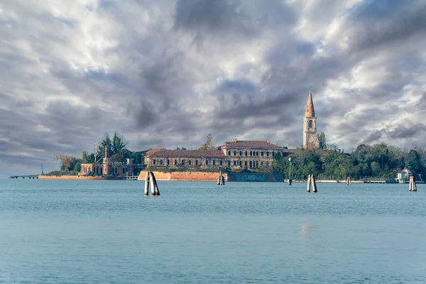 Lido 'dan terk edilmiş Poveglia Adası' na, Venedik, İtalya 'daki eski bir psikiyatri hastanesine
