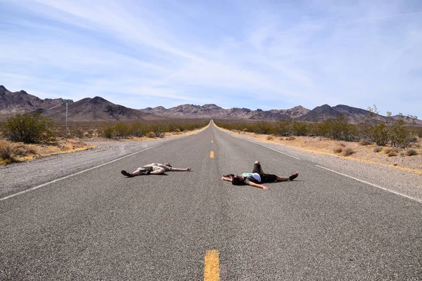 Duas Pessoas Fingindo Estar Mortas Uma Estrada Vale Morte Eua — Fotografia de Stock