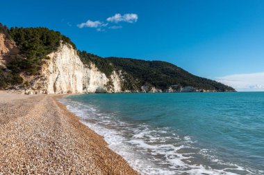 İtalya 'nın Gargano Yarımadası' nda terk edilmiş Spiaggia di Vignanotica plajı.