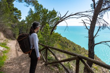 Güney İtalya 'daki ünlü Doğa Yolu Mergoli Vignanotica, Gargano Yarımadası' nda yürüyüş