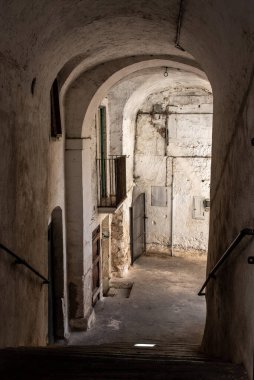 İtalya 'daki Gargano yarımadasında, Monte Sant Angelo' da büyüleyici boş bir sokak.