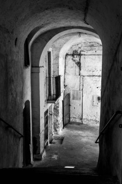 İtalya 'daki Gargano yarımadasında, Monte Sant Angelo' da büyüleyici boş bir sokak.