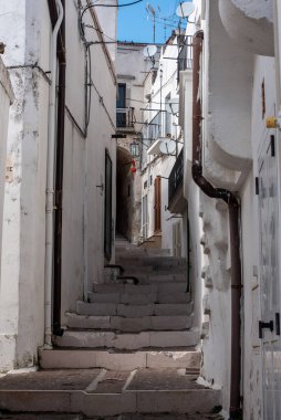 İtalya 'daki Gargano yarımadasında, Monte Sant Angelo' da büyüleyici boş bir sokak.