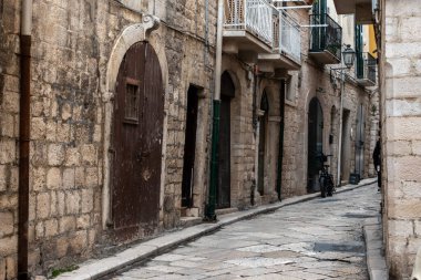Bari, İtalya şehir merkezinde terk edilmiş dar ve taşlı bir sokak.