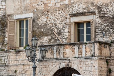 Güney İtalya, Trani 'de eski bir taş evin balkonunda.