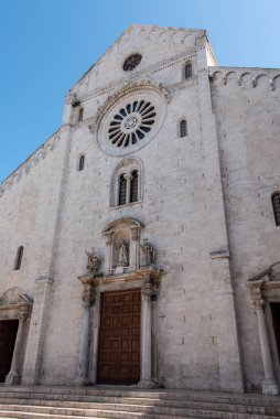 Bari, İtalya 'daki San Sabino Katedrali' nin Portalı