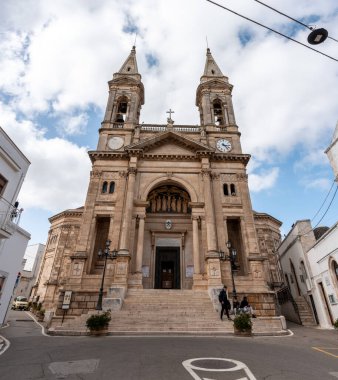 Güney İtalya Alberobello 'daki Aziz Cosmas ve Damian Bazilikası' nın manzara portalı.