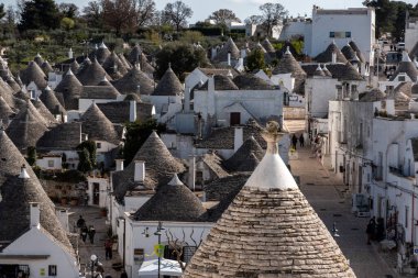 İtalya 'nın Alberobello kentindeki tarihi Trulli bölgesinin manzarası