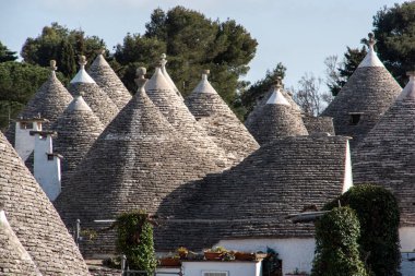 İtalya 'nın Alberobello kentindeki tarihi Trulli semtinde ikonik konutlar
