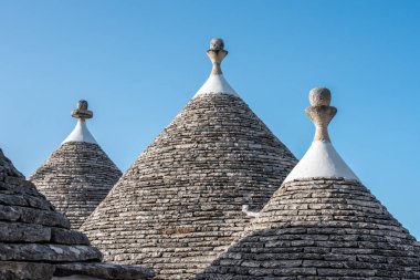 Güney İtalya Alberobello 'nun tarihi Trulli semtinde manzaralı evler.