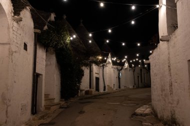 Güney İtalya, Alberobello 'nun Trulli ilçesinde terk edilmiş bir sokak.