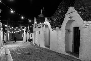Güney İtalya, Alberobello 'nun Trulli ilçesinde terk edilmiş bir sokak.