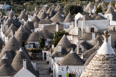Alberobello şehir merkezinin ünlü Trulli binaları, Güney İtalya