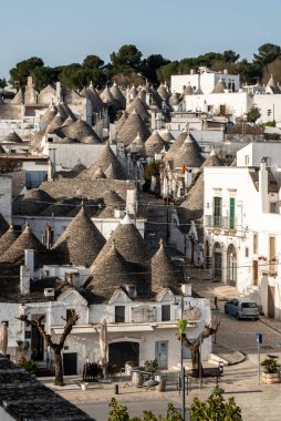 Alberobello şehir merkezinin ünlü Trulli binaları, Güney İtalya
