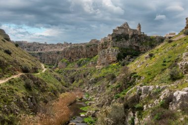 Matera, İtalya 'da kanyonda yürüyüş.