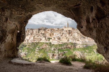 Şehir merkezinin tarihi manzarası, katedrali, İtalya 'daki bir mağara evinden çekilmiş fotoğraf.