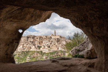 Şehir merkezinin tarihi manzarası, katedrali, İtalya 'daki bir mağara evinden çekilmiş fotoğraf.