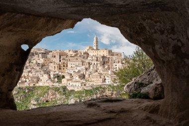 Şehir merkezinin tarihi manzarası, katedrali, İtalya 'daki bir mağara evinden çekilmiş fotoğraf.