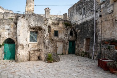 Matera, İtalya 'da mağara evleri olan tipik bir avlu.