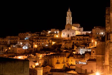 Matera 'nın aydınlatılmış katedrali geceleyin, İtalya