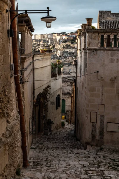 İtalya 'nın tarihi Matera kasabasında bir yerlerde antik ortaçağ geçidi var.