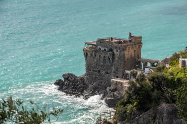 Güney İtalya 'da Amalfi sahilinde eski bir kale.