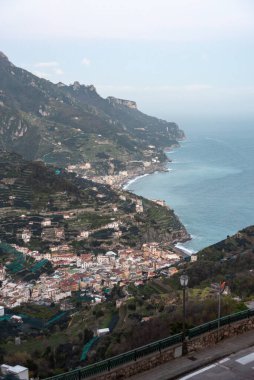 Güney İtalya 'nın Amalfi kıyısındaki Minori kasabasına bakın.