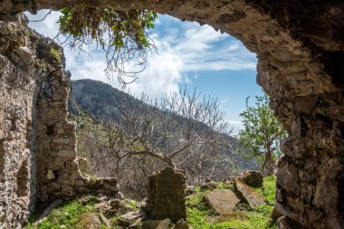 Güney İtalya, Amalfi sahilindeki Tanrıların ünlü yolunda harabe bir ev.