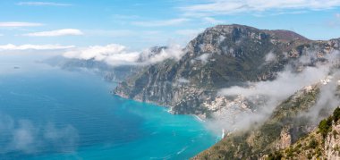 İtalya 'nın tanrıların yolundan Positano kasabasının manzarası