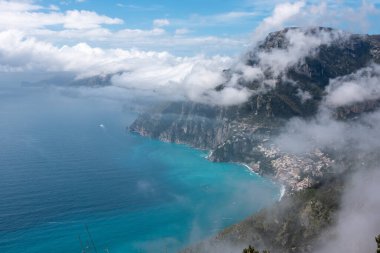 Güney İtalya, Amalfi Sahili 'ndeki Positano üzerinde güzel bulutlar