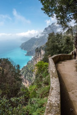 Güney İtalya, Positano yakınlarındaki Amalfi sahili manzaralı.