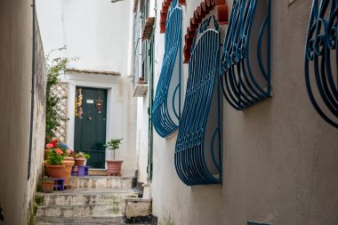 Güney İtalya, Amalfi 'de sokak ve manzaralı pencere ızgaraları
