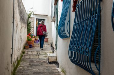 Güney İtalya, Amalfi 'de sokak ve manzaralı pencere ızgaraları