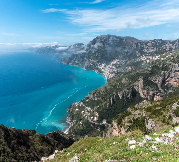 İtalya 'nın tanrıların yolundan Positano kasabasının manzarası