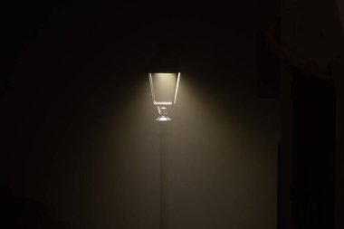 Güney İtalya, Ravello 'da bir ara sokakta bir ışık konisi.