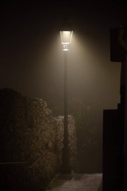 Güney İtalya, Ravello 'da bir ara sokakta bir ışık konisi.
