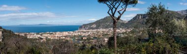 Napoli Körfezi 'nin panoramik manzarası ve İtalya' nın güneyindeki Vico Equense şehri