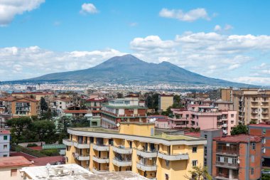 Vezüv Dağı 'nın panoramik manzarası, Stabia ve Pompeii şehirleri önde, Güney İtalya