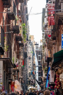 Napoli 'nin tarihi İspanyol mahallesindeki tipik dar sokak, Güney İtalya