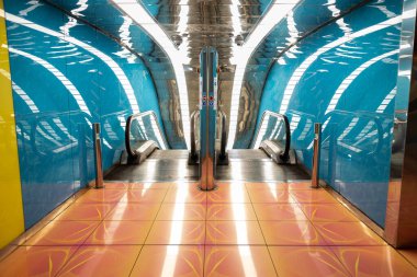NAPLES, ITALY - Mayıs 06, 2022 - Napoli şehir merkezindeki bir metro istasyonunun modern tasarımı