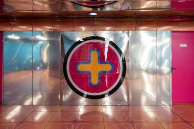 NAPLES, ITALY - Mayıs 06, 2022 - Napoli şehir merkezindeki bir metro istasyonunun modern tasarımı