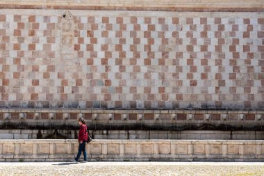 İtalya 'nın eski L' Aquila, Abruzzi kasabasında 99 Spout Çeşmesi 'nin ünlü ortaçağ çeşmesi