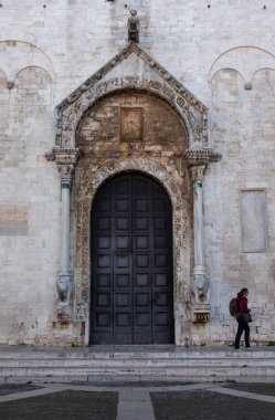 Bari, İtalya şehir merkezinde San Nicola ikonik bazilikasının cephesi