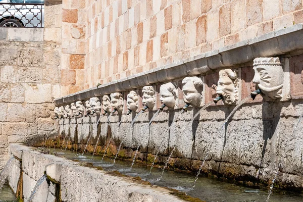 İtalya 'nın eski L' Aquila, Abruzzi kasabasında 99 Spout Çeşmesi 'nin ünlü ortaçağ çeşmesi