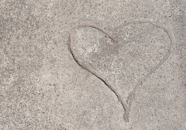 Bali 'de beton kaldırımda serbest kalp şekli. Metin ve başlık için boşluk kopyala.