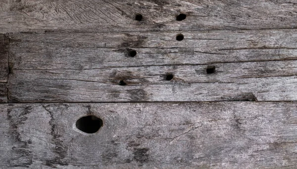 有孔洞的老旧风化木板 — 图库照片