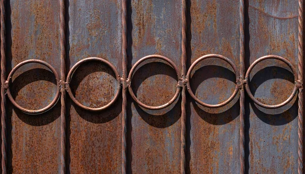 Close View Rings Copper Twisted Design Element Metal Door — 스톡 사진