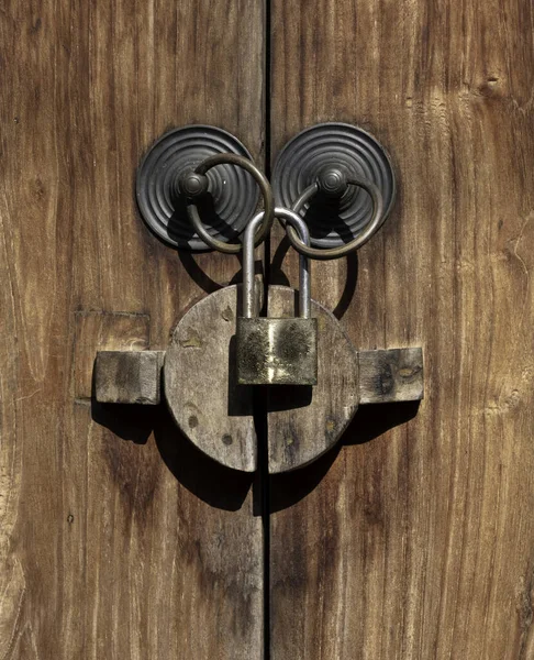 Close View Old Brass Door Ring Handles Padlock Wooden Door — 스톡 사진