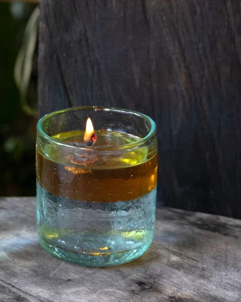 Schwimmende Flamme Die Einem Dicken Wasserglasförmigen Behälter Auf Einem Holztisch — Stockfoto